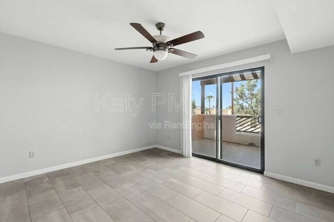 Building Photo - 1005 E 8th St