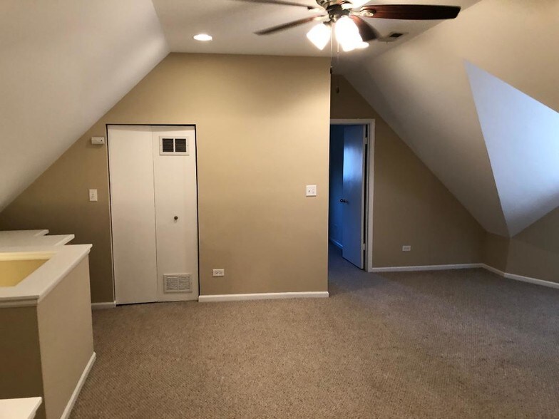 Building Photo - 1709 Irving Park W Rd