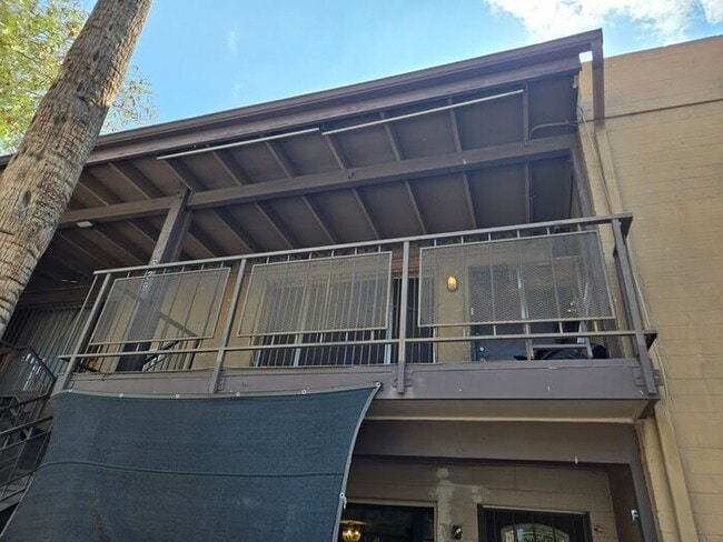 Primary Photo - Spacious 3 bed, 2 bath upstairs, condo in ...