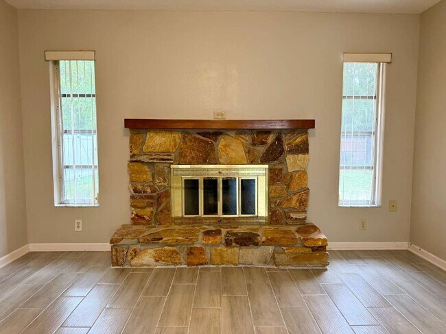 Building Photo - 423 Whispering Oaks Ct