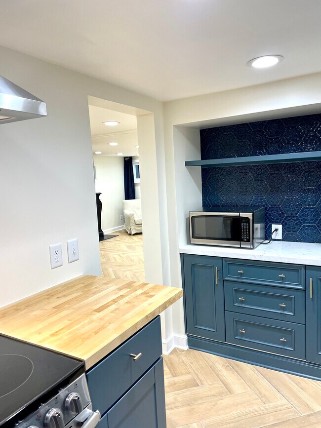 kitchen - 1555 E Browning Ave