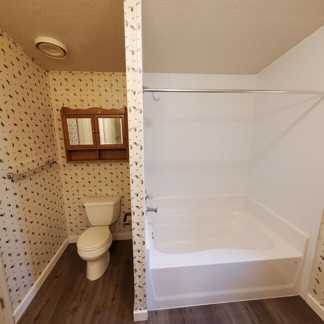 Building Photo - ***Limited Time Summer Rent Special!*** 5 bedroom : 3 bath Home with a Garage in Tangent