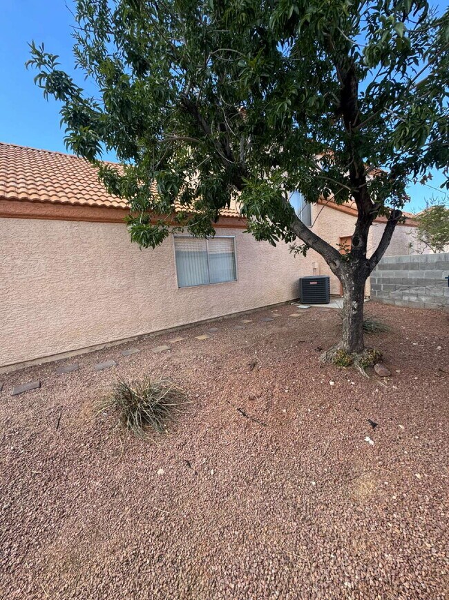 Building Photo - 3 Bed, 2 1/2 Bath Henderson