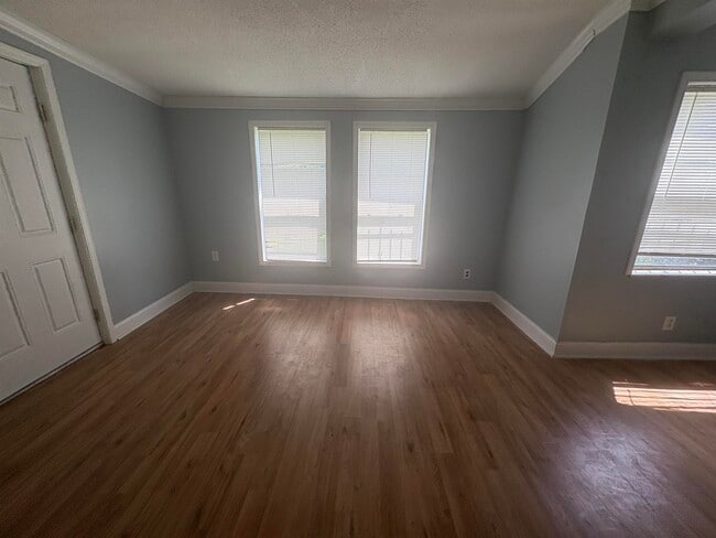 Building Photo - 814 N Merton St