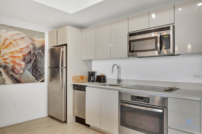 Building Photo - 2602 E Hallandale Beach Blvd
