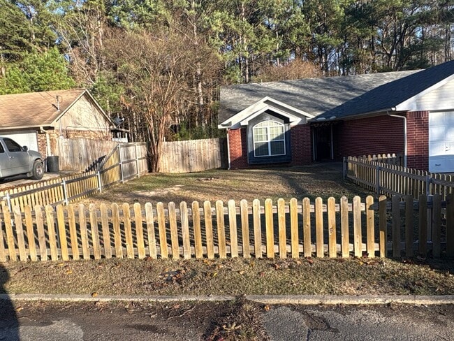 Building Photo - 1102 Dierks St