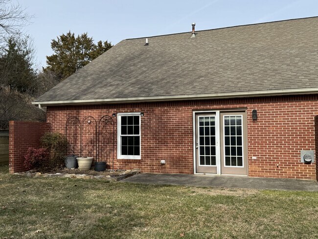 Building Photo - 103 Pinewood Dr