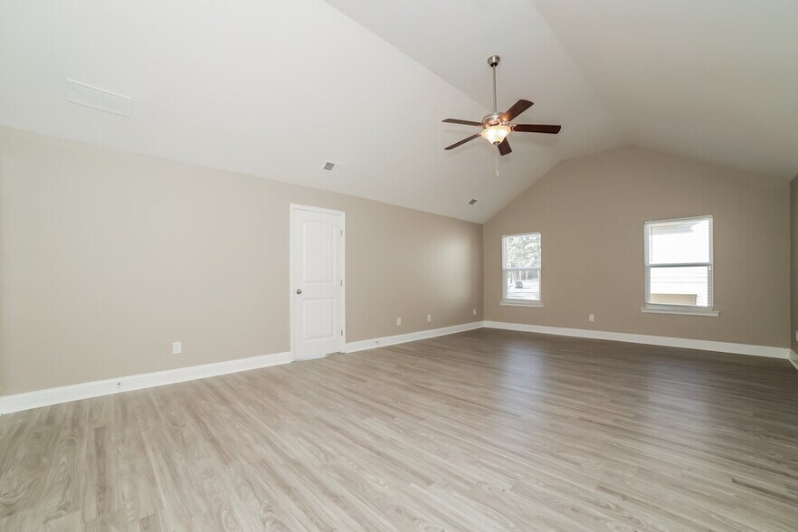 Building Photo - 5195 Howell Ct