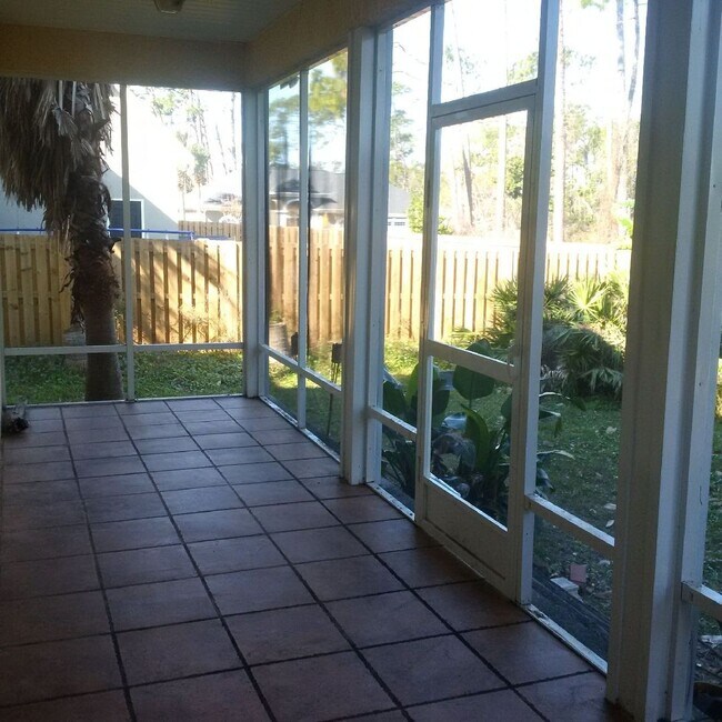 Building Photo - Beautiful 4 Bedroom 2 and 1/2 bath home in...