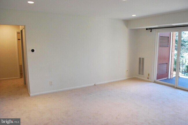 Building Photo - 3874 Lyndhurst Dr