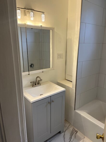 Building Photo - 1502 N Oakes St