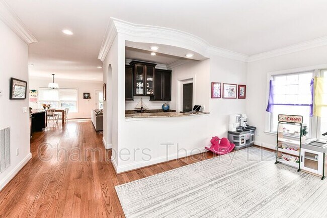 Building Photo - 306A Pine St
