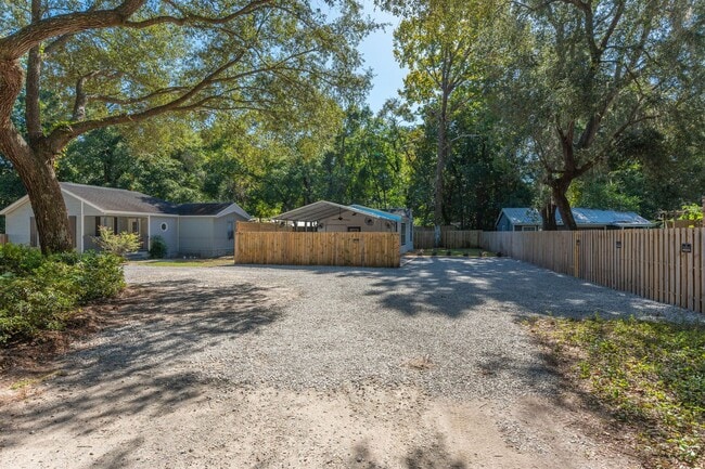 Building Photo - Peaceful Retreat! Just minutes from Niceville!