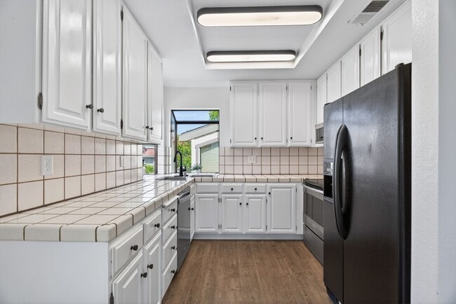 Building Photo - 2 Bedroom Condo for Rent in Redding CA | Pool, Spa, Fireplace, Balcony
