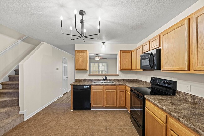 Building Photo - Adorable townhome with beautiful upgrades!