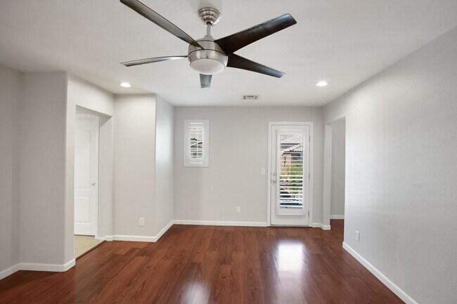 Building Photo - 4 Bedroom, 3 Den West Side Home
