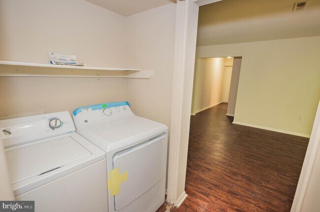 Building Photo - 800 College Ln