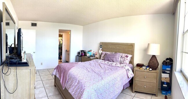Building Photo - 9440 Poinciana Pl