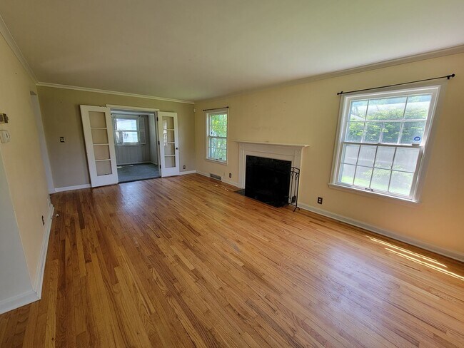 Building Photo - Large 4 bed, 1.5 bath, Over 2,000 square feet.