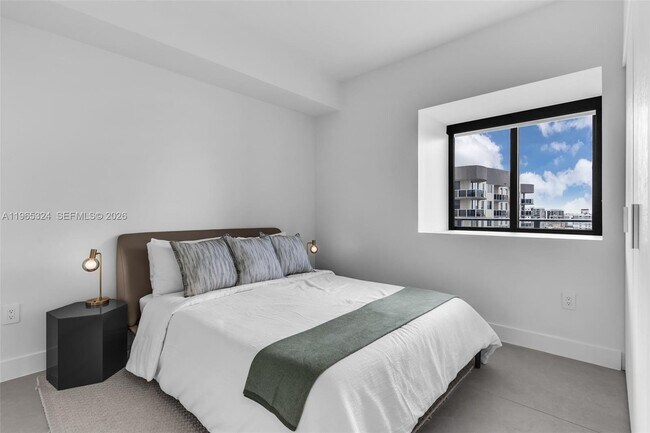 Building Photo - 700 NE 24th St