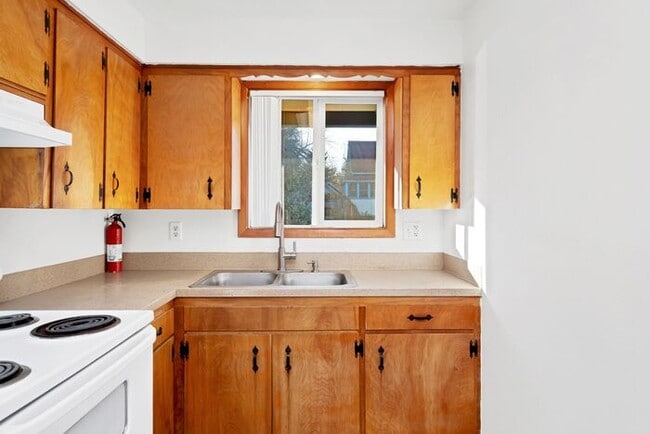 Building Photo - Spacious 3 bedroom 1.5 bath townhome Hillsboro!