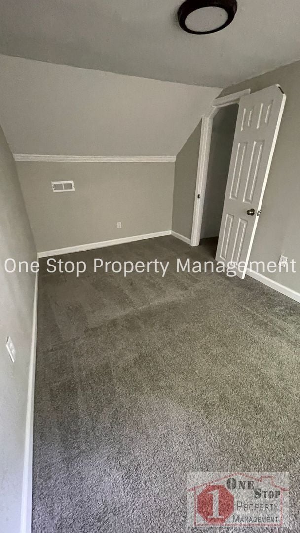 Building Photo - 4 Bedroom 2 bathroom in Kansas City!