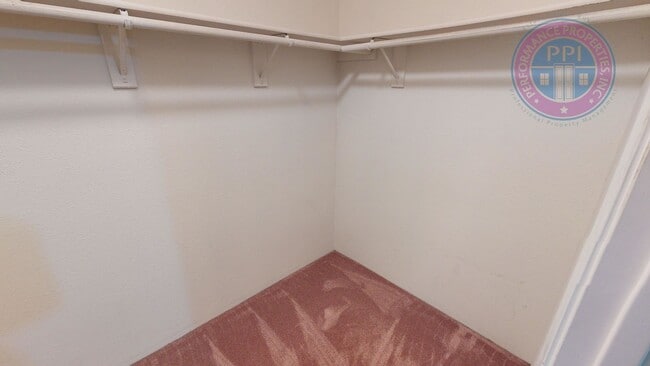 Building Photo - West Linn - Linnwood Heights, Stylish Condo, Gym, Pool & Hot Tub / Cable, W,S,G Included In The Rent