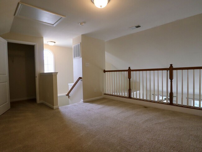 Building Photo - 4BR Corner Townhome in West Broad Village