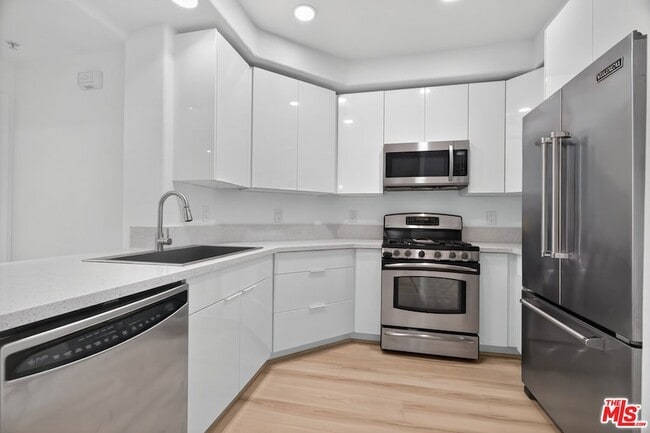 Building Photo - 360 W Ave 26
