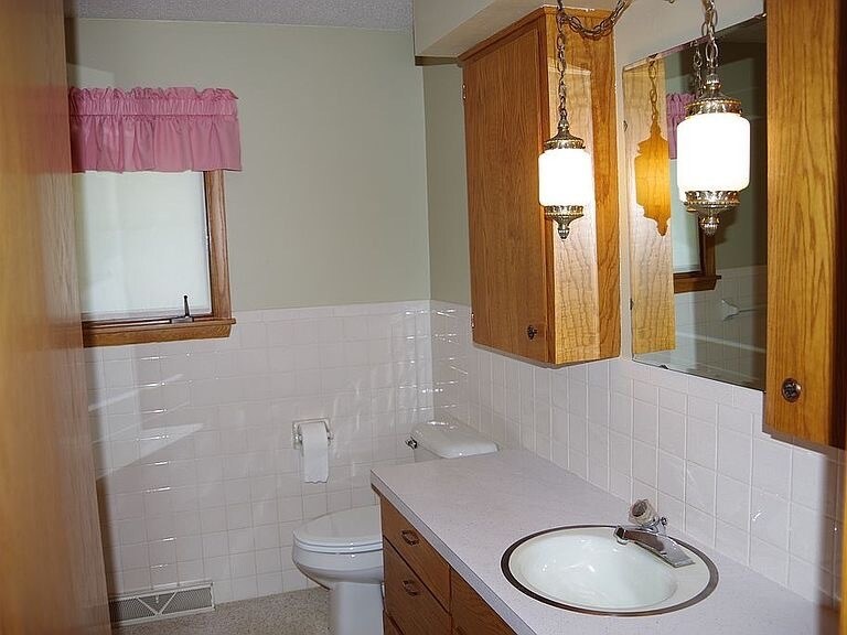 Building Photo - 1013 Maple Dr