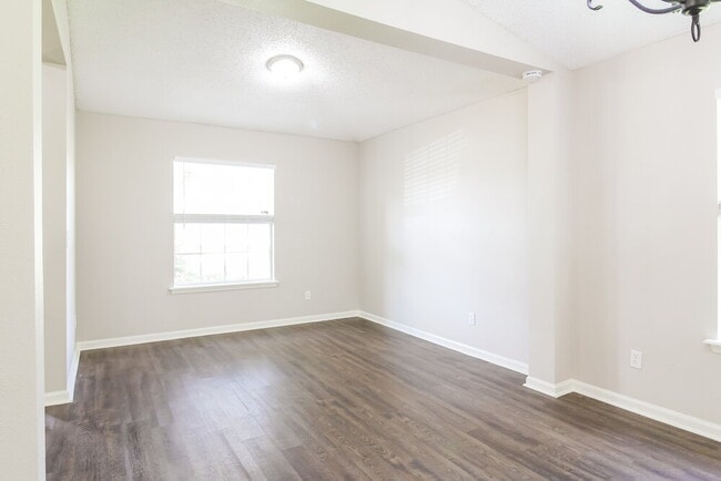 Building Photo - 6602 River Falls Dr