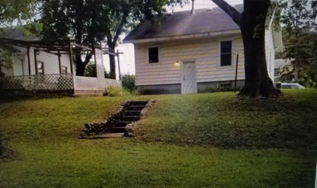 Building Photo - 2 bedroom 1 bath house