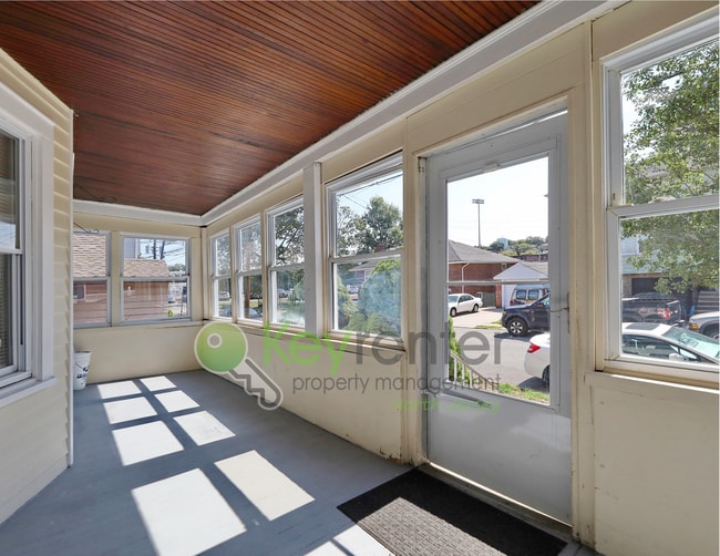 Building Photo - $750 Off First Month! Bright & Spacious 3-...