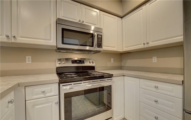 Building Photo - 2bd/2.5ba Redmond Townhouse