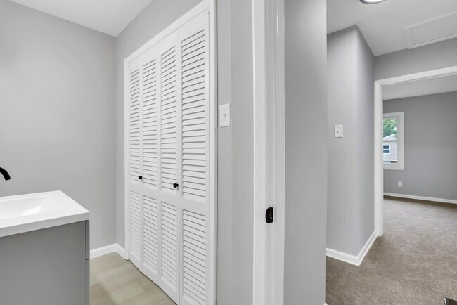 Building Photo - 869 Afton-