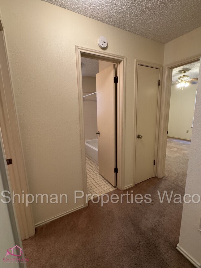 Building Photo - 919 La Porte Dr