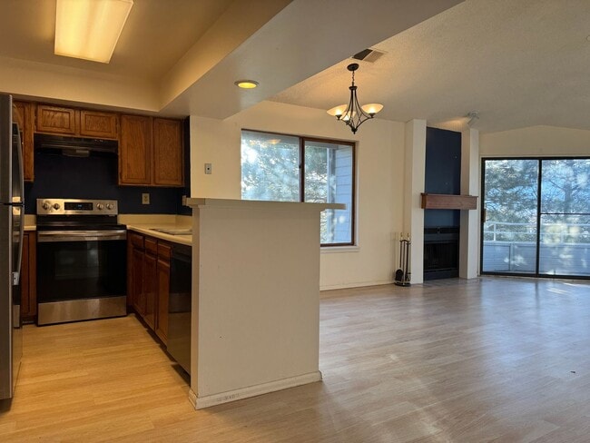 Building Photo - Adorable 2 Bedroom Condo w/Mountain Views!