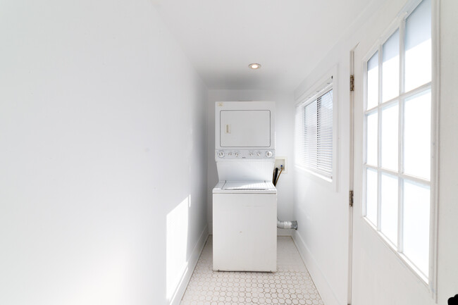 Building Photo - 321 Heliotrope Dr