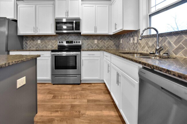 Building Photo - Pet Friendly Five Bedroom!