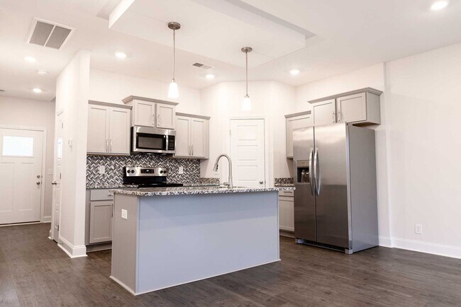 Building Photo - Charming Home With Eat In Kitchen, Granite Countertops, and Glass Door Tiled Shower