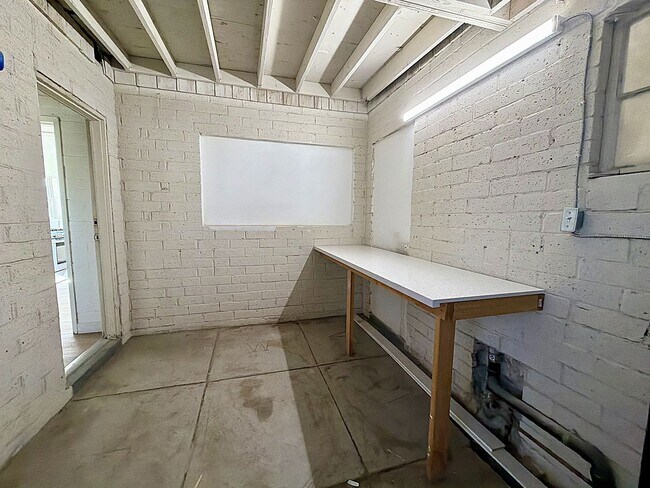 Building Photo - AVAILABLE NOW!! 2 Bedroom 1 Bathroom Apartment in Palm Desert!