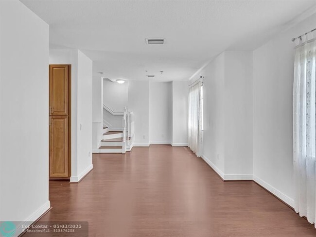 Building Photo - 563 NW 35th Pl