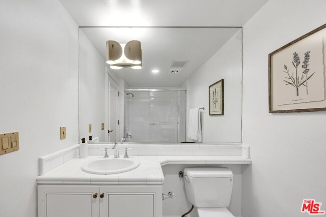 Building Photo - 871 Granville Ave