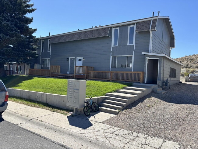 Building Photo - 380 S Wagon Wheel Dr