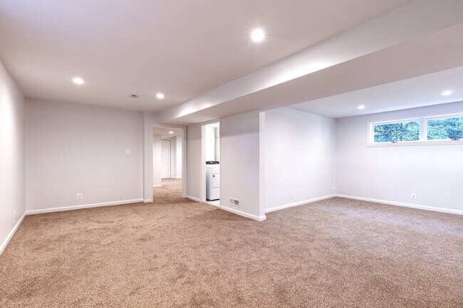 Building Photo - 1301 Hollingsworth Rd