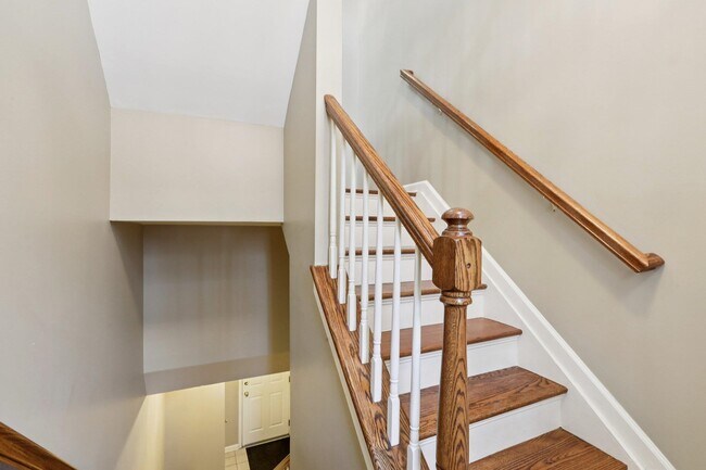 Building Photo - 273 Roslyn Ct