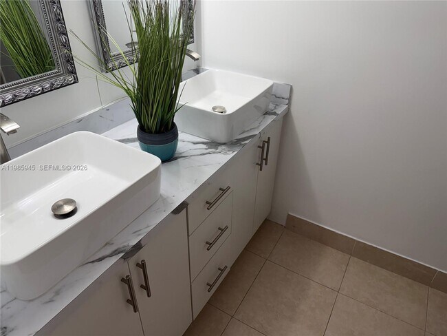 Building Photo - 3962 Inverrary Dr