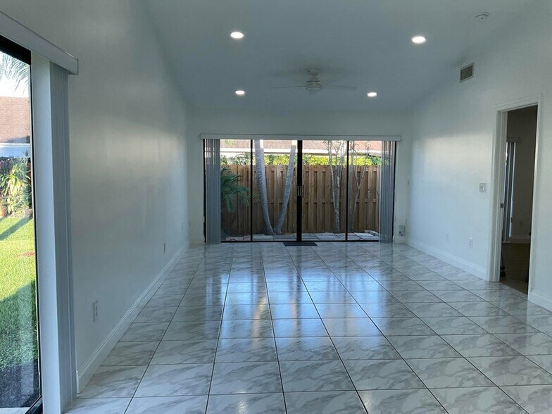 Building Photo - 10212 Boca Bnd E