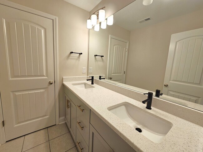 Building Photo - 9 Red Lion Rd