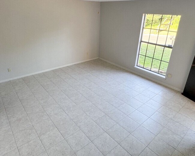 Building Photo - 601 Hickory Dr